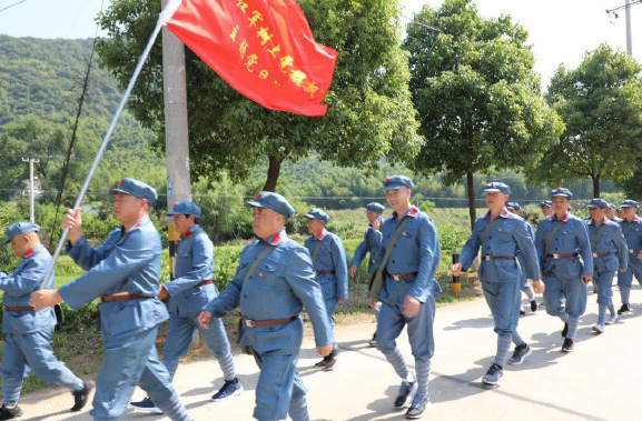 （圖為培訓學(xué)員重走長(cháng)征路）