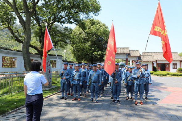 (圖為培訓學(xué)員在“紅軍樹(shù)”下聽(tīng)賀龍元帥命名紅軍樹(shù)的故事)