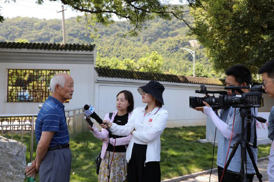 （圖為秦鳳二的孫子李春樹(shù)接受央省級媒體采訪(fǎng)）